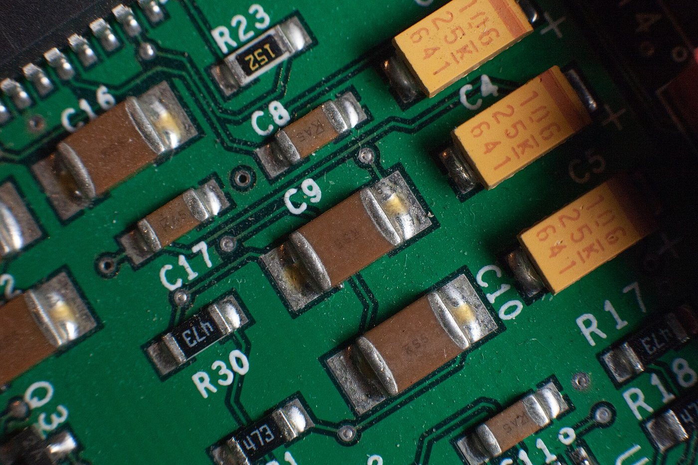 Ceramic capacitors mounted on a PCB