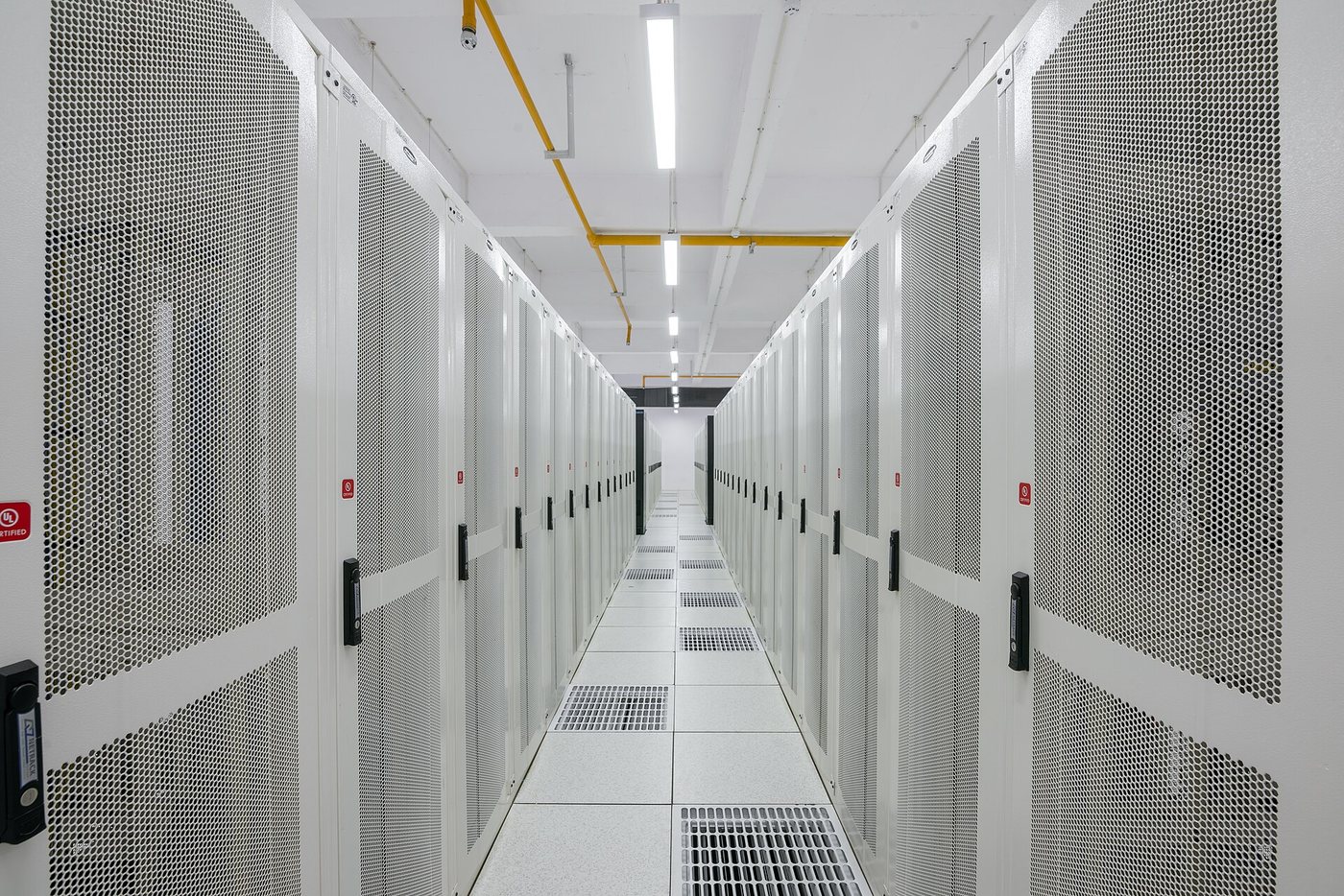 Data centre racks with structured cabling