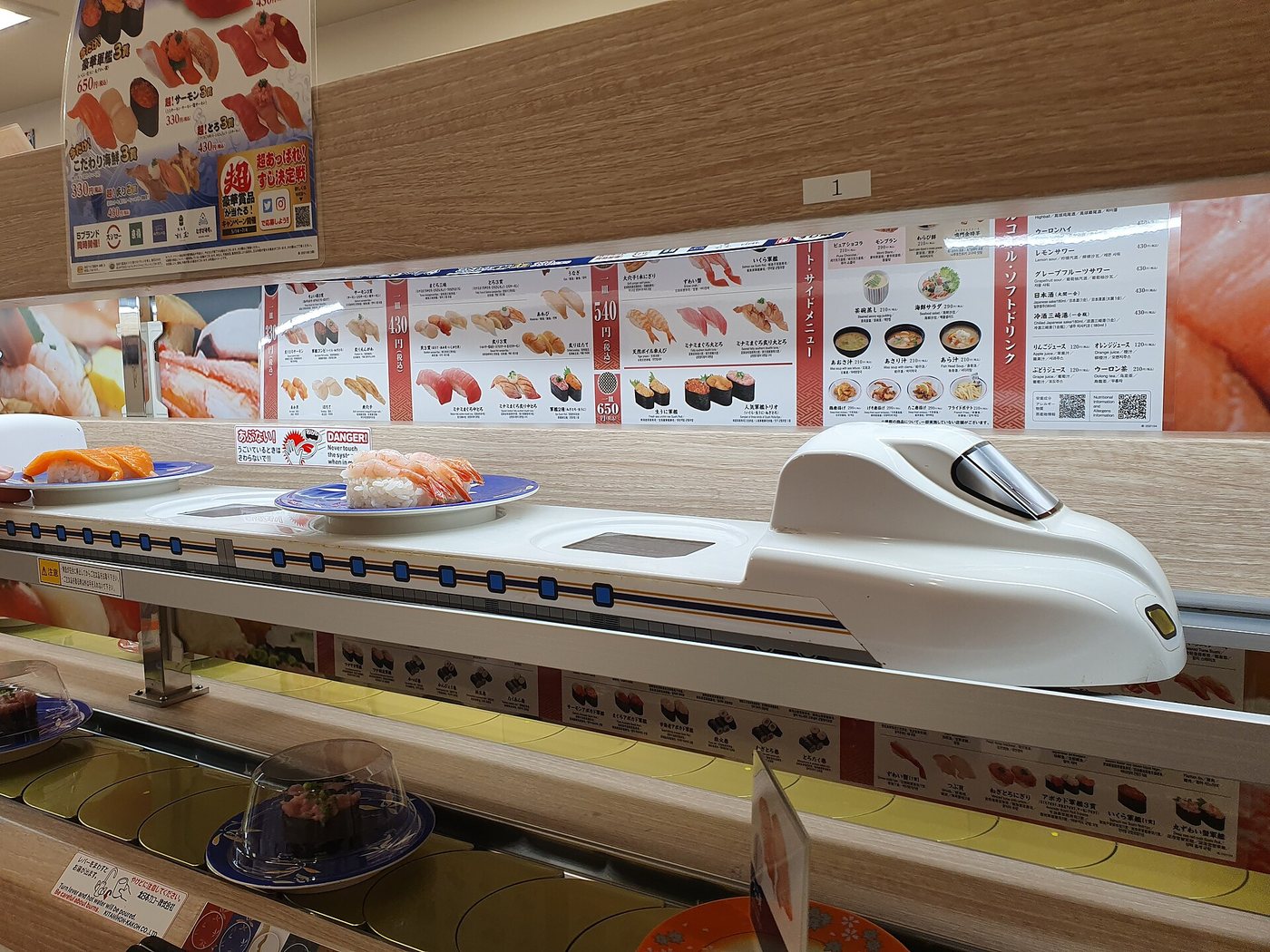 A kaitenzushi delivery conveyor